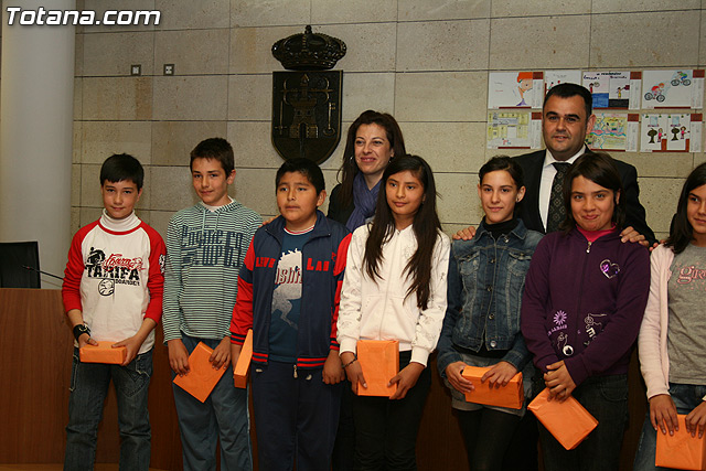 El alcalde  y el director del Instituto de Seguridad y Salud Laboral entregan los premios del certamen de dibujo 