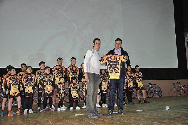 El ciclista muleño Luis León Sánchez preside la presentación de la Escuela de Ciclismo Sun&Racing Mula - 1, Foto 1
