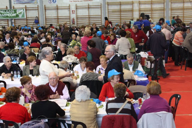 Mil personas llenan el Polideportivo de Roldan en la XXVI Jornada de convivencia de Mayores - 2, Foto 2