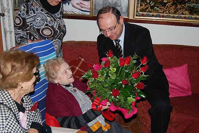 El alcalde visita a una vecina de la localidad para felicitarla por su 101 cumpleaños, Foto 1