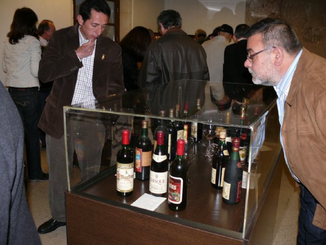 Alrededor de cien botellas componen una exposición organizada por el Instituto de la Cultura del Vino - 3, Foto 3