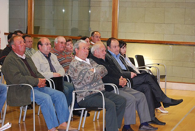 Más de cincuenta afectados por el trazado del AVE se han reunido con el alcalde, concejales y una empresa especializada, Foto 1