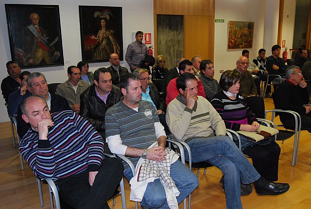 Más de cincuenta afectados por el trazado del AVE se han reunido con el alcalde, concejales y una empresa especializada, Foto 2
