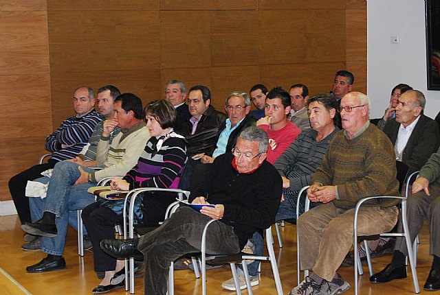 Más de cincuenta afectados por el trazado del AVE se han reunido con el alcalde, concejales y una empresa especializada, Foto 3