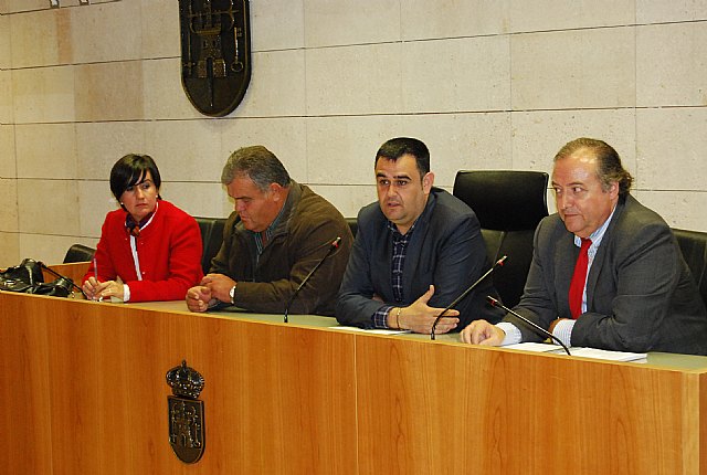 Más de cincuenta afectados por el trazado del AVE se han reunido con el alcalde, concejales y una empresa especializada, Foto 4