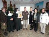 El Ayuntamiento dona un cuadro de la Patrona al Hogar de Ancianos de Caravaca