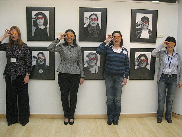 Las empleadas de la Biblioteca del Carmen protagonizan una exposición de fotografía para conmemorar el Día del Libro - 1, Foto 1