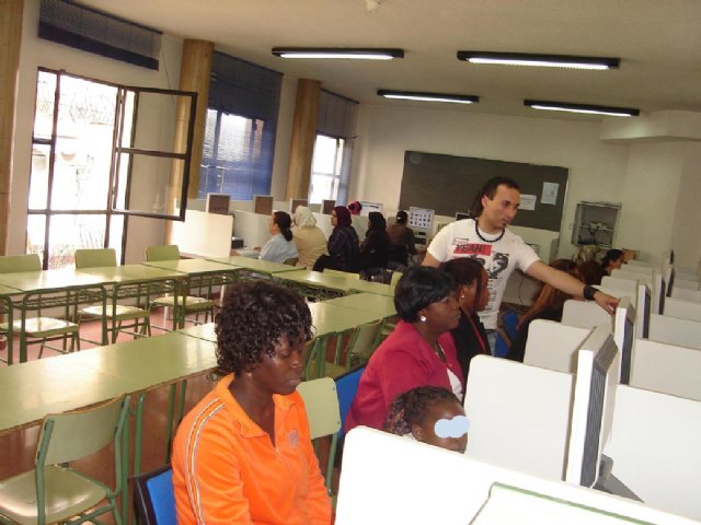 El ayuntamiento organiza cuatro cursos de iniciación a la informática y word para personas inmigrantes - 4, Foto 4