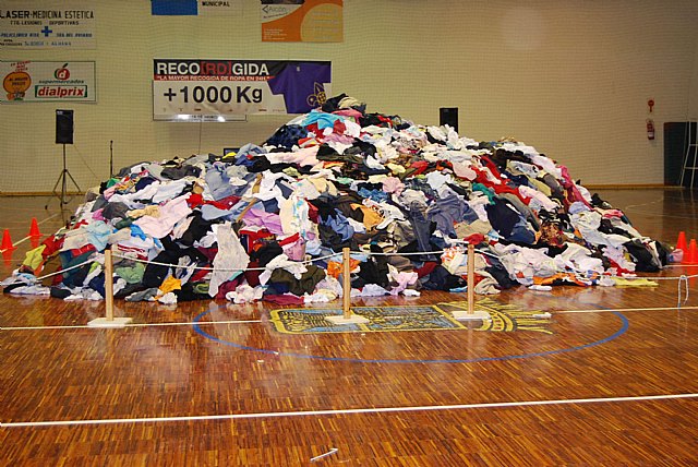Los Scouts superan el record guinness con la recogida de 6880 kilos de ropa, Foto 1