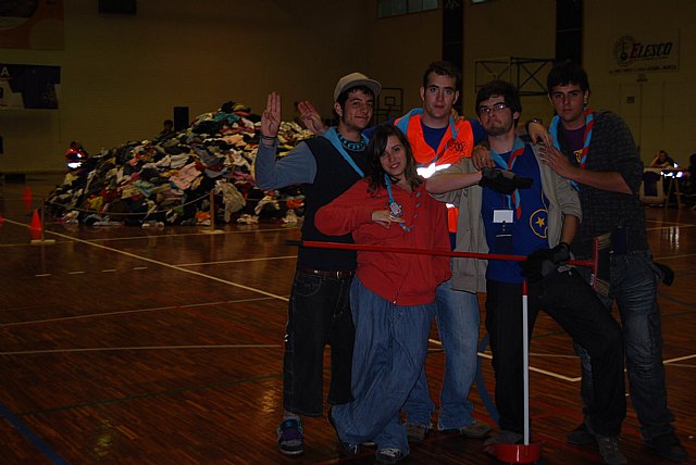 Los Scouts superan el record guinness con la recogida de 6880 kilos de ropa, Foto 2