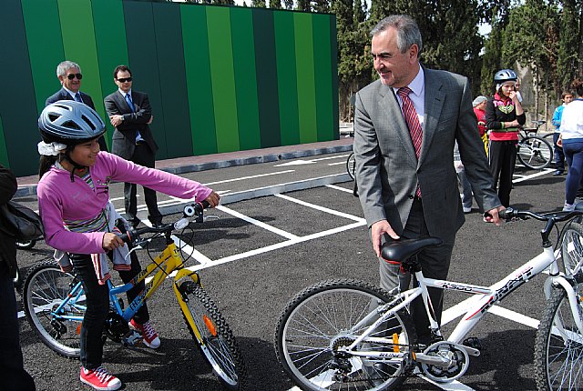 El delegado del Gobierno y el alcalde de Cieza inauguran el nuevo parque Infantil de Tráfico realizado con fondos del Plan E - 2, Foto 2