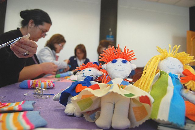 Juguetes a golpe de aguja, hilo e imaginación en Lorquí - 1, Foto 1