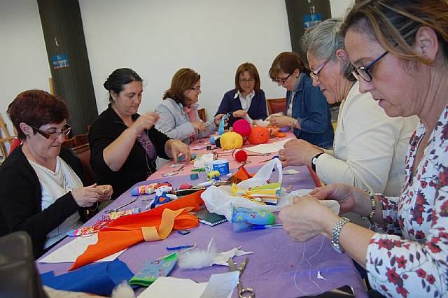 Juguetes a golpe de aguja, hilo e imaginación en Lorquí - 2, Foto 2