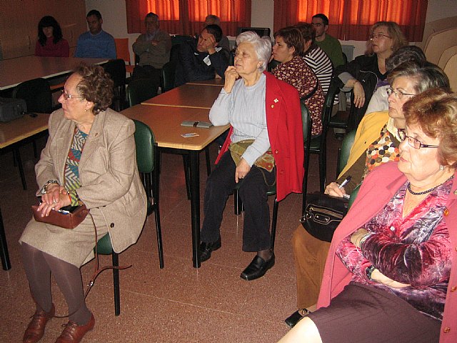Arrancan las actividades la I quincena sociocultural de las personas mayores con la charla formativa sobre el DNI electrónico, Foto 2