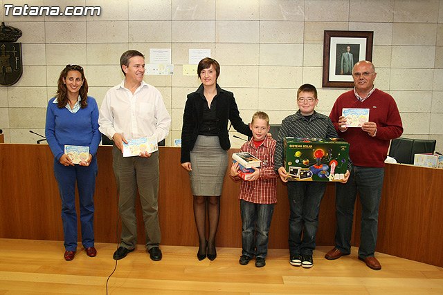 Presentan la publicación de los libros correspondientes a los cuentos ganadores del I Concurso de Cuentos y Relatos por la Igualdad, Totana 2009, Foto 1