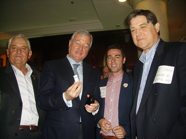 El Consejo Local de la Juventud reparte “esencia de vida”  a las puertas del Congreso de los Diputados - 1, Foto 1