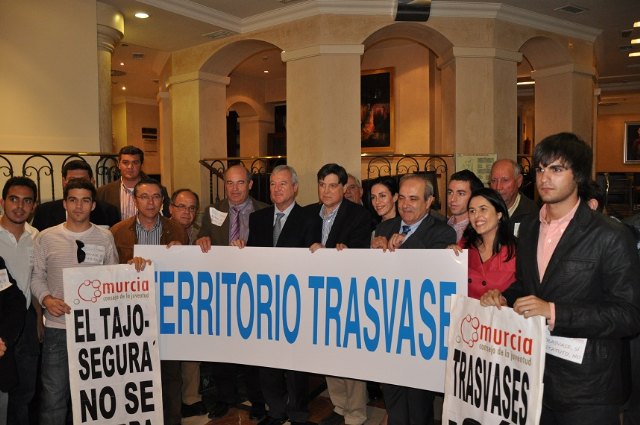 El Consejo Local de la Juventud reparte “esencia de vida”  a las puertas del Congreso de los Diputados - 3, Foto 3