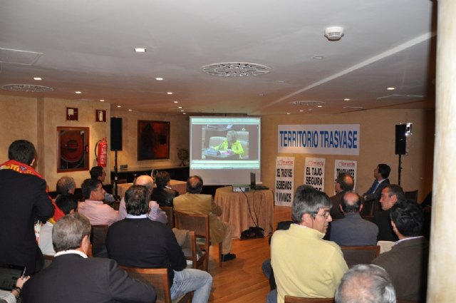 El Consejo Local de la Juventud reparte “esencia de vida”  a las puertas del Congreso de los Diputados - 4, Foto 4