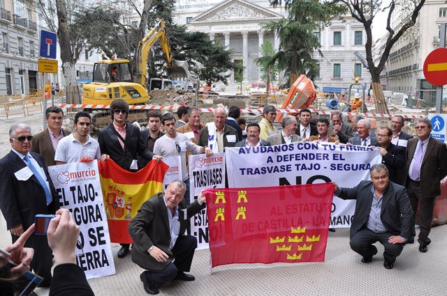 El Consejo Local de la Juventud reparte “esencia de vida”  a las puertas del Congreso de los Diputados - 5, Foto 5