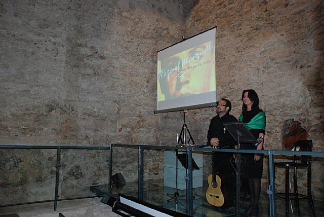 Los poemas de Miguel Hernández fueron recitados en el Museo Arqueológico Los Baños, Foto 1
