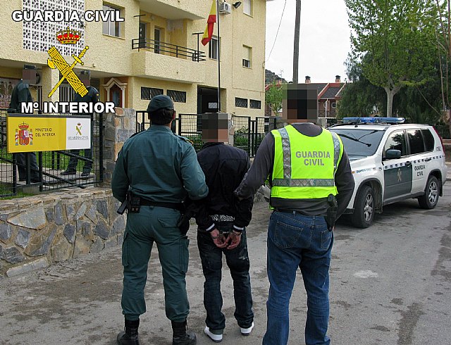 La Guardia Civil detiene a una persona dedicaba a cometer robos por el método tirón en Murcia y Santomera - 1, Foto 1