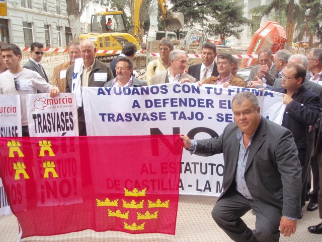 The councilman of Water and Agriculture irrigators accompanying the Congress of Deputies, Foto 1