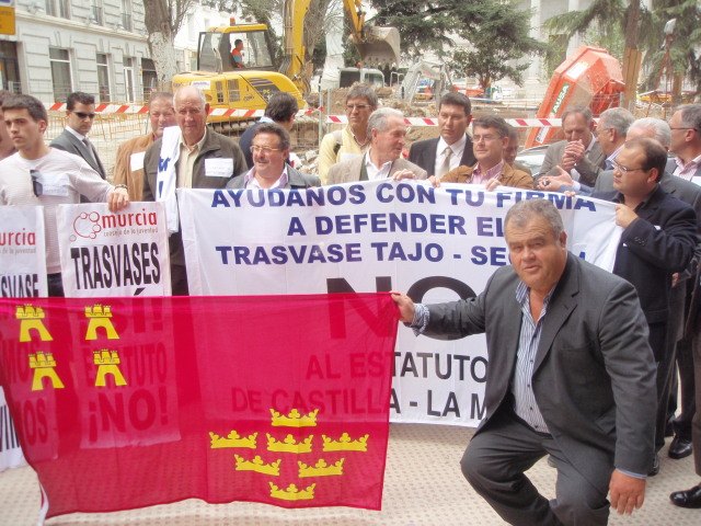 El concejal de Agua y Agricultura acompaña a los regantes al Congreso de los Diputados, Foto 1