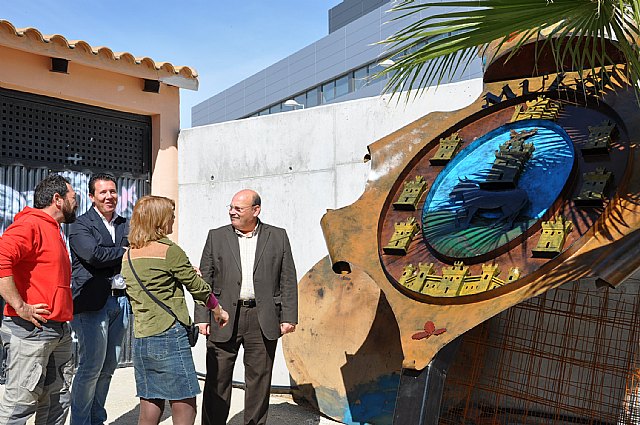 Los alumnos de la Escuela Taller realizan un escudo de bienvenida a los visitantes de Mula - 1, Foto 1