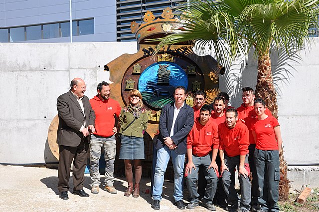 Los alumnos de la Escuela Taller realizan un escudo de bienvenida a los visitantes de Mula - 2, Foto 2