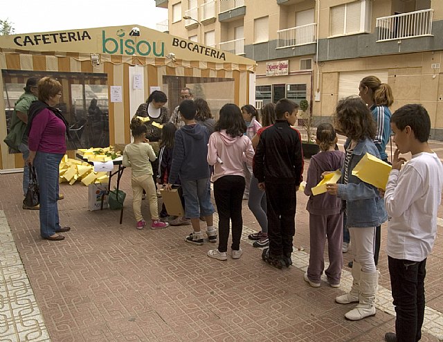 A.V.A. repartió 1.500 gusanos de seda entre más de 150 niños de Águilas - 1, Foto 1
