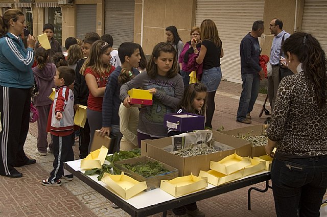A.V.A. repartió 1.500 gusanos de seda entre más de 150 niños de Águilas - 2, Foto 2