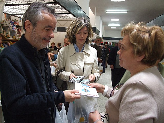 El director general del libro reparte libros gratuitos en Blanca - 1, Foto 1