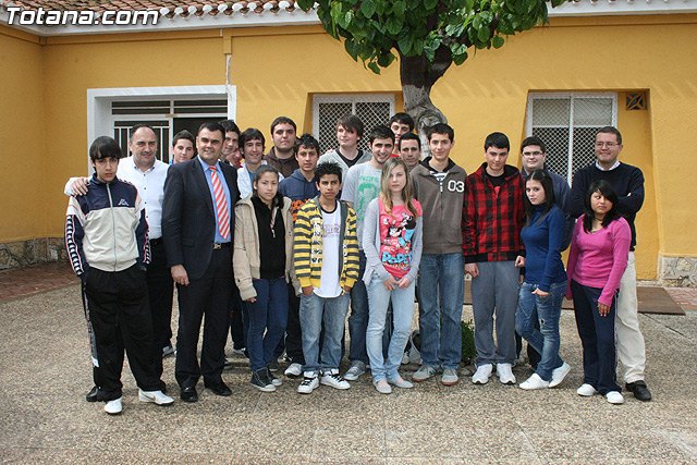 Los alumnos de 4º de la ESO del instituto Prado Mayor presentan su proyecto empresarial al alcalde de Totana y al concejal de Desarrollo Económico, Foto 1