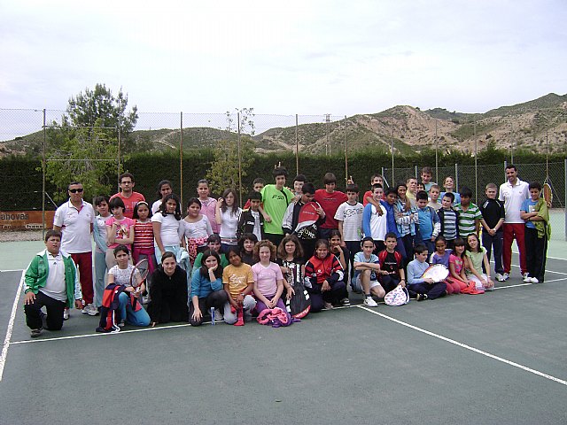 Los alumnos del Colegio Deitana visitan el Club de Tenis Totana, Foto 1