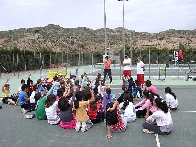 Los alumnos del Colegio Deitana visitan el Club de Tenis Totana, Foto 3