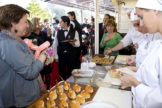 La alcaldesa inaugura la XI Feria de Asociaciones Juveniles - 1, Foto 1
