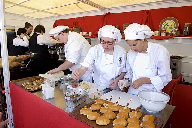 La alcaldesa inaugura la XI Feria de Asociaciones Juveniles - 5, Foto 5