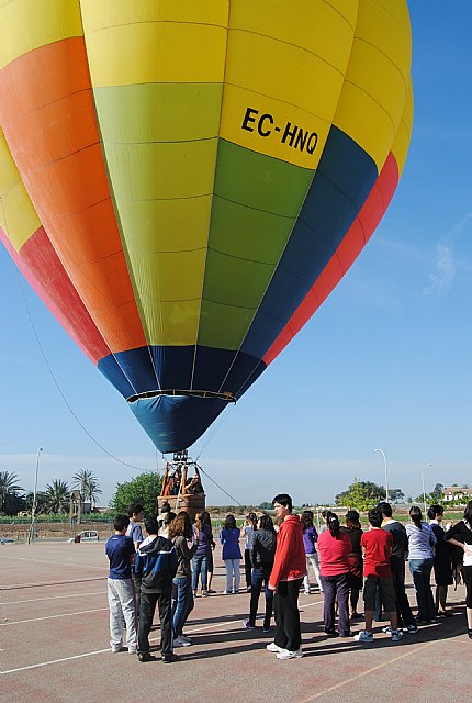 Un globo recuerda hoy a Julio Verne en el IES Mar Menor - 1, Foto 1