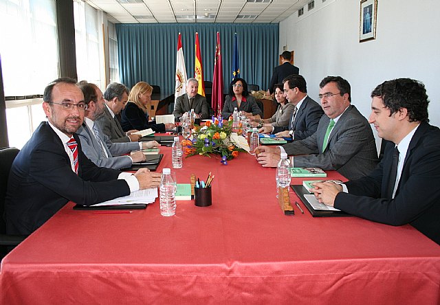 El presidente de la Comunidad Autónoma, Ramón Luis Valcárcel, junto a la alcaldesa de Lorquí, Dolores García, en la reunión del Consejo de Gobierno celebrada en el citado municipio., Foto 1