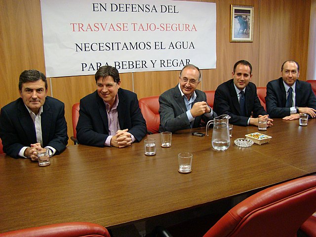 Pedro Saura, secretario general del PSRM, José Manuel Claver, presidente del SCRATS, Manuel Navarro, presidente de Riegos del Levante, Jorge Alarte, secretario general del PSPV y Alejandro Soler, alcalde de Elche (PSOE), Foto 2