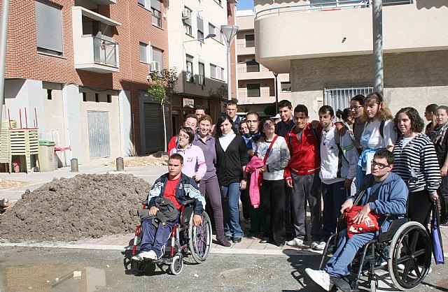 La concejalía de medio ambiente planta arbolado en la plaza hermanos pinzón con la colaboración de los alumnos de apcom - 2, Foto 2