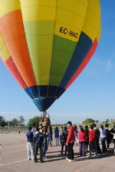 Un globo recuerda hoy a Julio Verne en el IES Mar Menor
