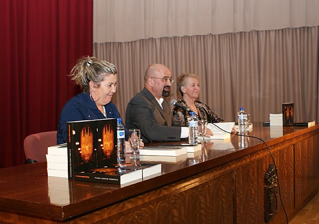 El párroco Andrés Marín congrega a más de 200 lumbrerenses en la presentación de su nuevo libro ‘Integrismo, religión y mística’ - 1, Foto 1