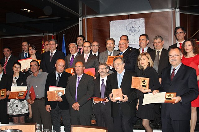 Cerdá  preside el acto de entrega de distinciones de los 29 vinos premiados en el Concurso Cofradía del Reino de la Monastrell - 1, Foto 1