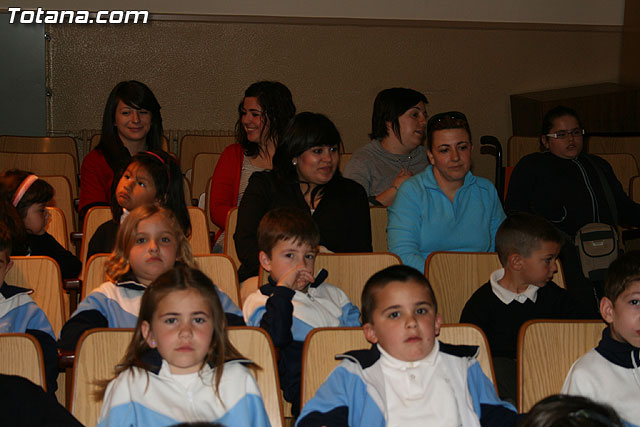 El alcalde y la concejal de Educacin inauguran la VIII Semana Cultural y Solidaria del colegio 