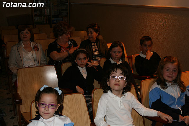 El alcalde y la concejal de Educacin inauguran la VIII Semana Cultural y Solidaria del colegio 