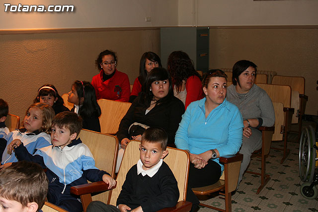 El alcalde y la concejal de Educacin inauguran la VIII Semana Cultural y Solidaria del colegio 
