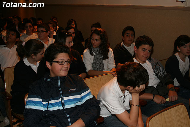 El alcalde y la concejal de Educacin inauguran la VIII Semana Cultural y Solidaria del colegio 