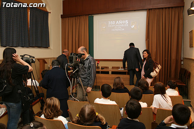 El alcalde y la concejal de Educacin inauguran la VIII Semana Cultural y Solidaria del colegio 