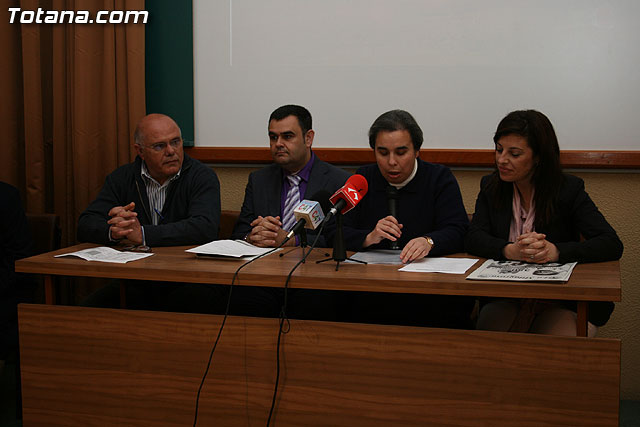 El alcalde y la concejal de Educacin inauguran la VIII Semana Cultural y Solidaria del colegio 